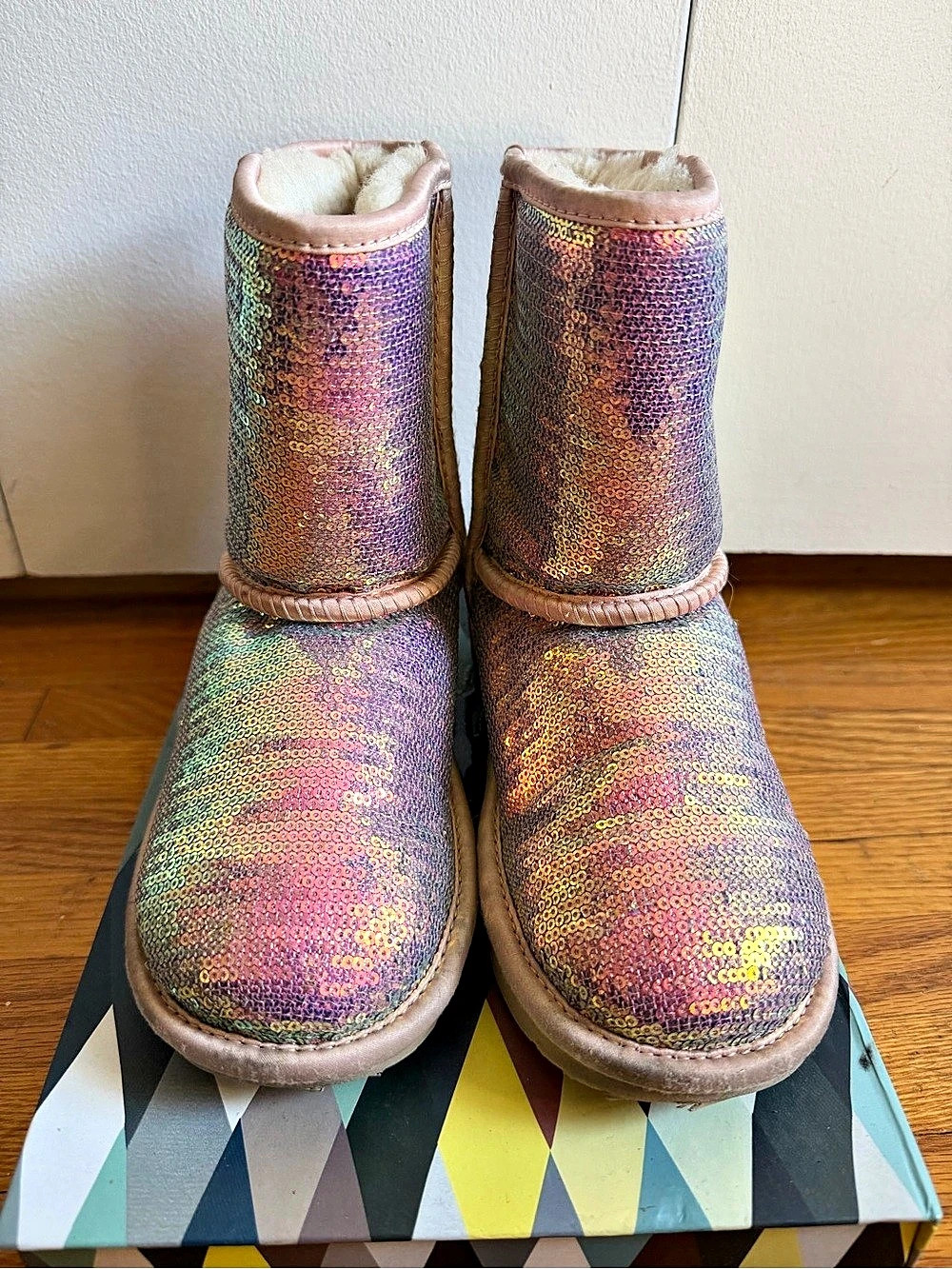 UGG Kids Classic Short Sequin Boot Sequin Winter Boots in Pink & Purple US 3